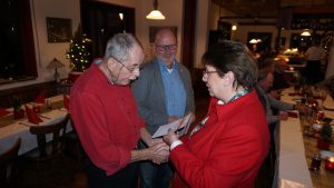 Das Sportabzeichen in Bronze für Erwin Popien und Günter Püllen